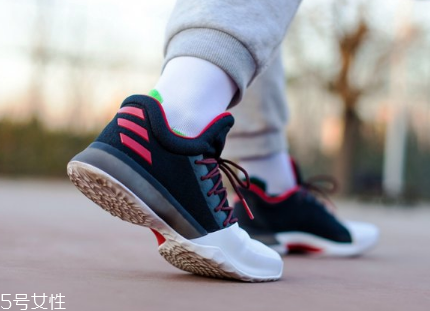 運(yùn)動鞋網(wǎng)面發(fā)黃怎么辦？用牙膏輕松解決