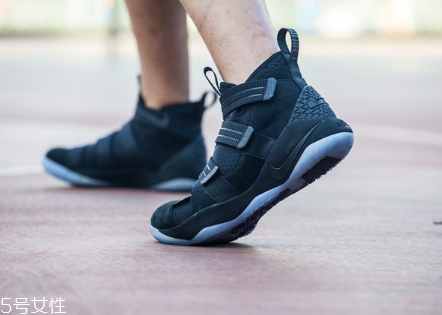 運(yùn)動(dòng)鞋網(wǎng)面有污垢洗不掉怎么辦？