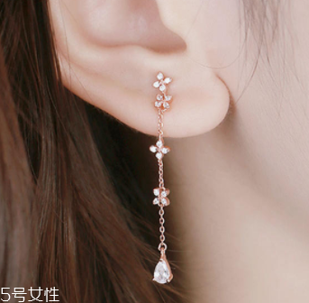 2018情人節(jié)戴什么東西好看？用精巧飾品讓他向你靠近