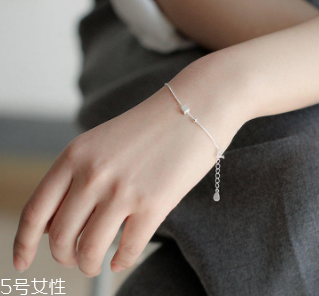 2018情人節(jié)戴什么東西好看？用精巧飾品讓他向你靠近