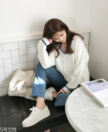 毛衣搭配牛仔褲好看嗎？打造春日慵懶范兒