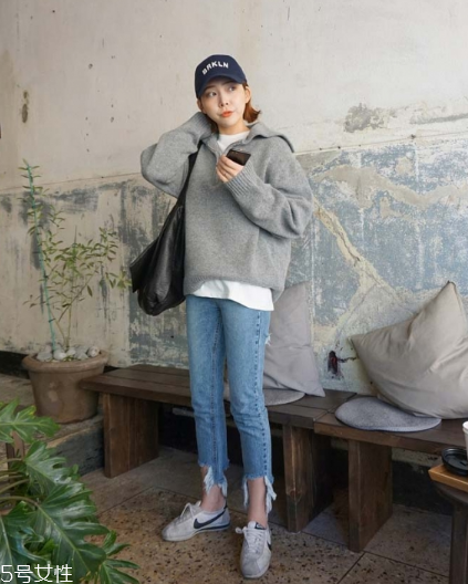 毛衣搭配牛仔褲好看嗎？打造春日慵懶范兒