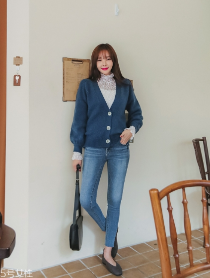 毛衣搭配牛仔褲好看嗎？打造春日慵懶范兒