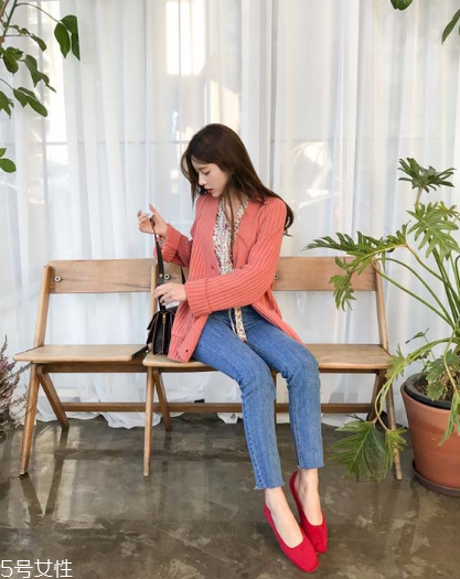 毛衣搭配牛仔褲好看嗎？打造春日慵懶范兒