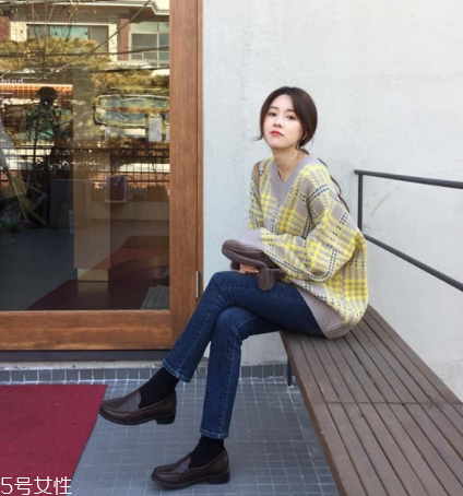 毛衣搭配牛仔褲好看嗎？打造春日慵懶范兒