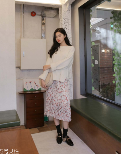 碎花長(zhǎng)裙搭配什么上衣？復(fù)古或優(yōu)雅隨意切換