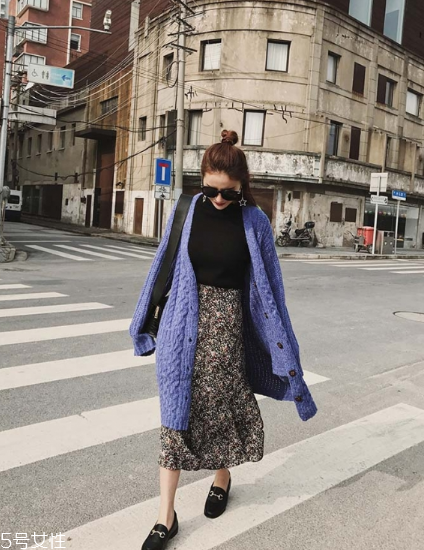 碎花長(zhǎng)裙搭配什么上衣？復(fù)古或優(yōu)雅隨意切換