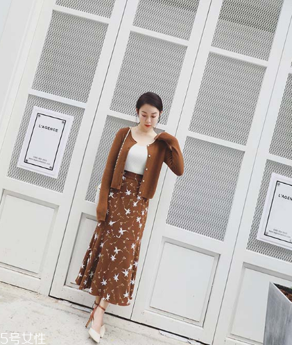 碎花長(zhǎng)裙搭配什么上衣？復(fù)古或優(yōu)雅隨意切換