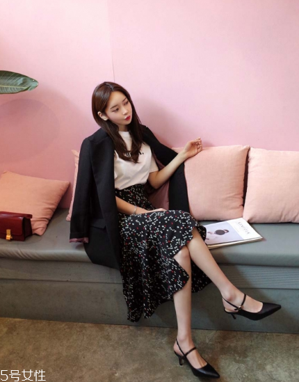 碎花長(zhǎng)裙搭配什么上衣？復(fù)古或優(yōu)雅隨意切換