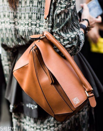 loewe是幾線品牌？時(shí)尚界的it bag