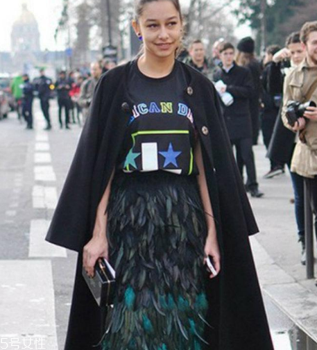 羽毛裙怎么搭配？浪漫飄逸造型首選