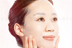 面膜敷多長(zhǎng)時(shí)間為好？干燥的肌膚及時(shí)補(bǔ)水