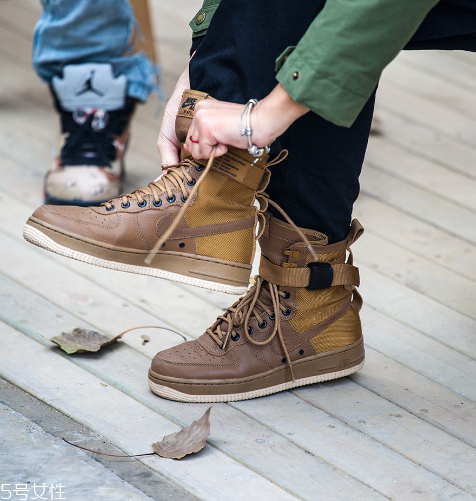 運(yùn)動鞋適合開車嗎？開車人士的最佳選擇