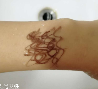 kiss me眼線筆怎么卸？卸妝水直接擦拭即可