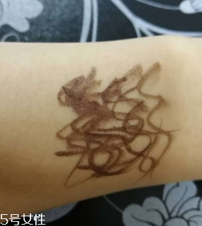 kiss me眼線筆怎么卸？卸妝水直接擦拭即可