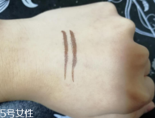 kiss me眼線筆怎么卸？卸妝水直接擦拭即可