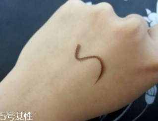 kiss me眼線筆怎么卸？卸妝水直接擦拭即可