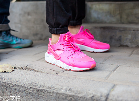 運(yùn)動(dòng)鞋發(fā)霉了怎么洗掉？霉斑清理要及時(shí)