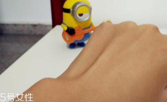 snail white蝸牛霜怎么打開(kāi)？輕輕一按即有乳液滲出