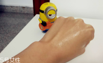 snail white蝸牛霜怎么打開(kāi)？輕輕一按即有乳液滲出