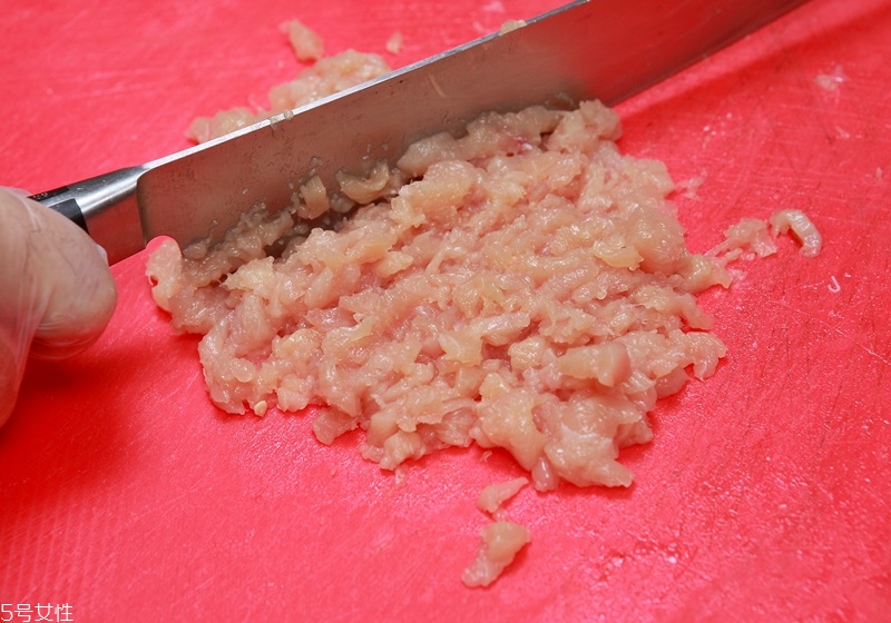 自制炸雞塊的做法 雞胸肉少油更健康 自制炸雞塊的做法 雞胸肉少油更健康