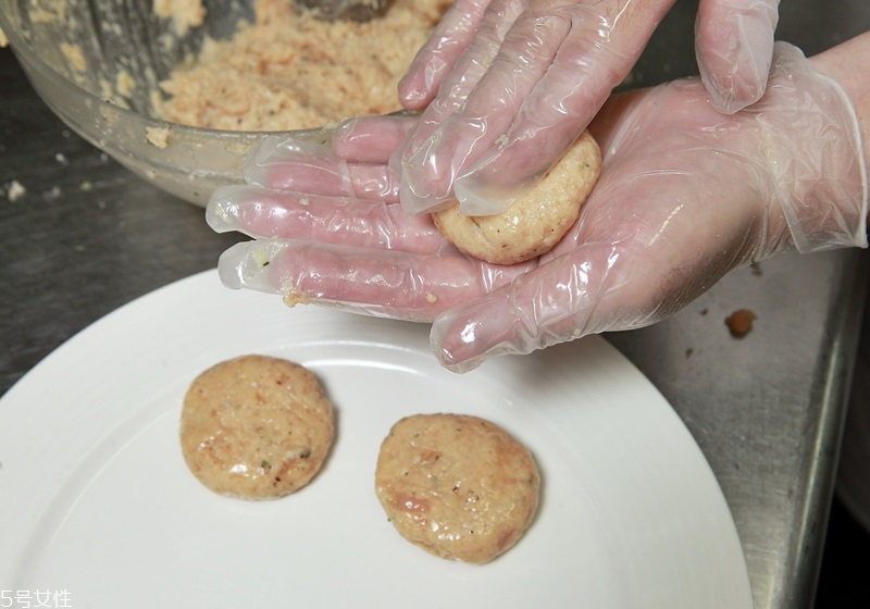 自制炸雞塊的做法 雞胸肉少油更健康 自制炸雞塊的做法 雞胸肉少油更健康