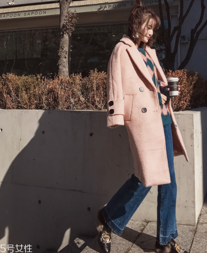 粉色外套怎么搭配？粉嫩少女系穿搭
