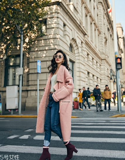 粉色外套怎么搭配？粉嫩少女系穿搭