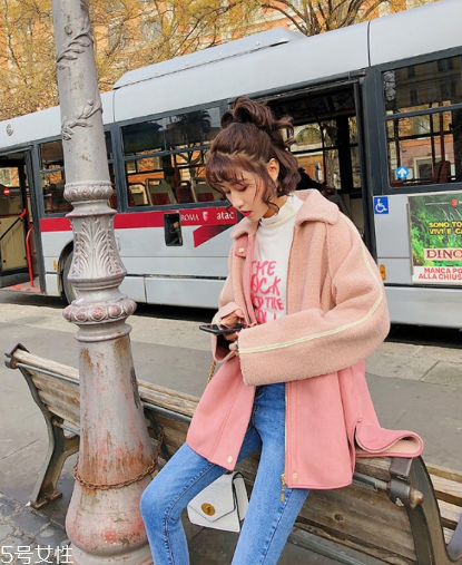 粉色外套怎么搭配？粉嫩少女系穿搭