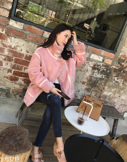 粉色外套怎么搭配？粉嫩少女系穿搭