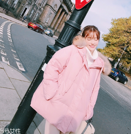 粉色外套怎么搭配？粉嫩少女系穿搭