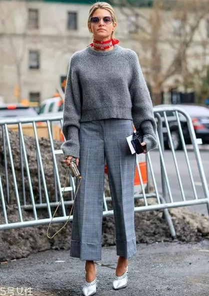 闊腿褲搭配什么毛衣？這個春天這樣穿