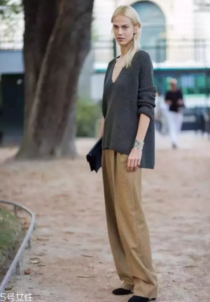 闊腿褲搭配什么毛衣？這個春天這樣穿
