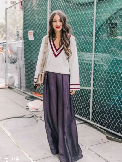 闊腿褲搭配什么毛衣？這個春天這樣穿