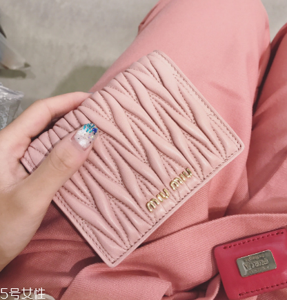 miumiu是什么旗下的？明星偏偏鐘愛它