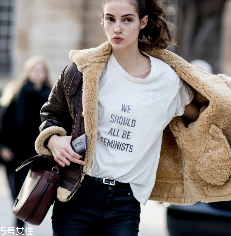 大衣搭配什么包包？小細(xì)節(jié)讓你脫穎而出