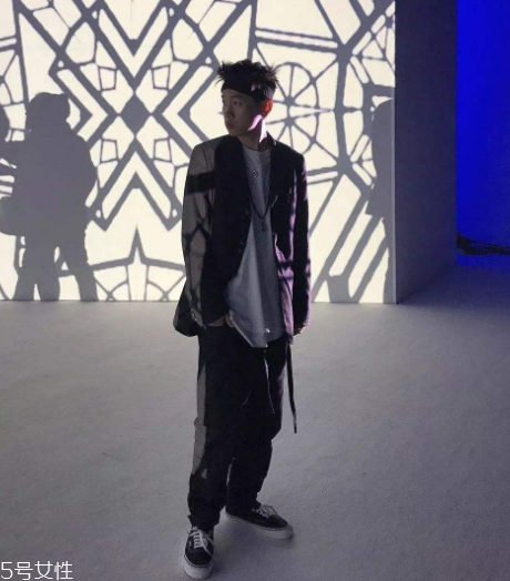 復古運動風怎么搭配？重回80年代潮流路線