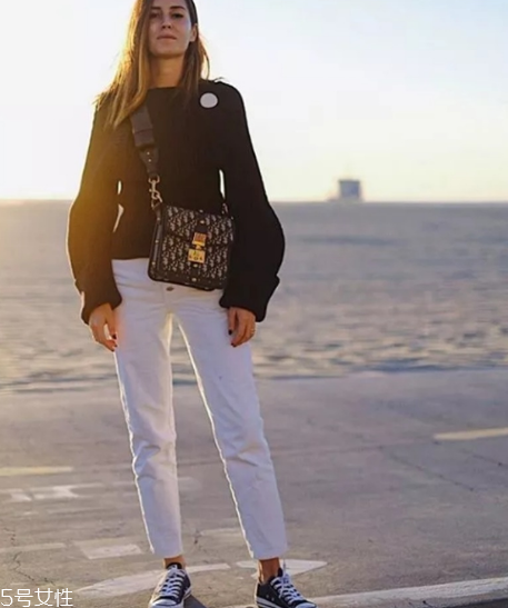 牛仔褲什么款式好看？2022最流行的牛仔褲