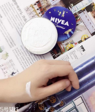 妮維雅小藍(lán)罐很油嗎？清爽不油膩