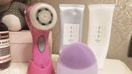 潔面儀可以和磨砂膏一起使用嗎 洗臉的好幫手 潔面儀可以和磨砂膏一起使用嗎 洗臉的好幫手