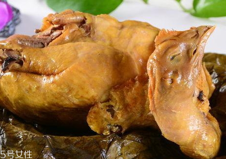 叫花雞用什么葉子包 荷葉包的清香 叫花雞用什么葉子包 荷葉包的清香