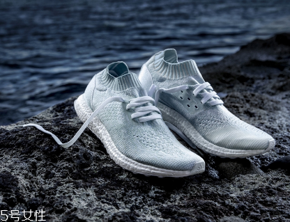 運動鞋夾腳怎么辦？巧妙利用濕報紙