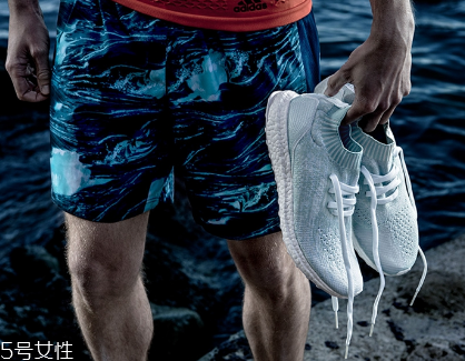 運動鞋夾腳怎么辦？巧妙利用濕報紙