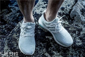 運動鞋夾腳怎么辦？巧妙利用濕報紙