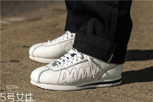 運(yùn)動(dòng)鞋腳面緊怎么處理？千萬(wàn)不要勉強(qiáng)穿