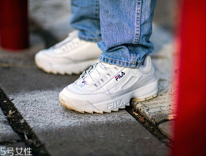 運(yùn)動(dòng)鞋里面磨破怎么辦？找有經(jīng)驗(yàn)的鞋匠修補(bǔ)