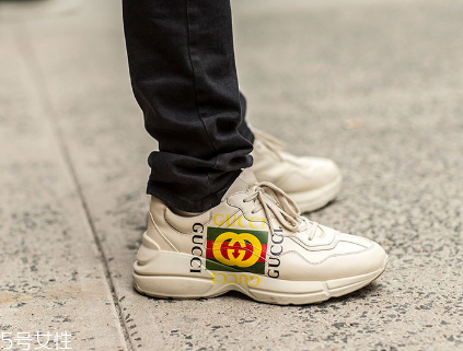 運(yùn)動(dòng)鞋里面磨破怎么辦？找有經(jīng)驗(yàn)的鞋匠修補(bǔ)