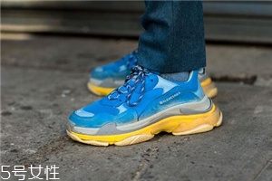 運(yùn)動(dòng)鞋里面磨破怎么辦？找有經(jīng)驗(yàn)的鞋匠修補(bǔ)