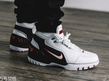 運動鞋最上面的兩個孔是干什么用的？