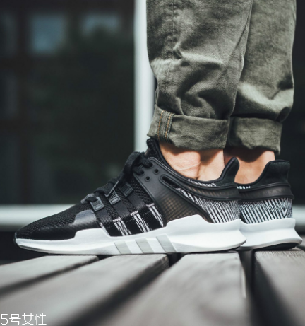 運(yùn)動(dòng)鞋上的膠怎么去掉？用香蕉水就能輕松洗掉